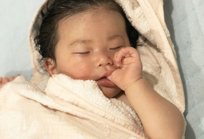 風呂上がりに寝る赤ちゃん