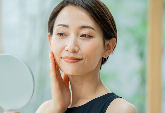鏡を見る女性
