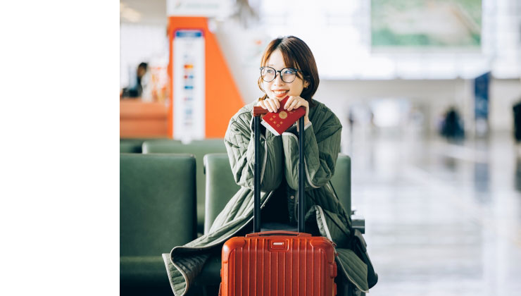 空港で待つ女性