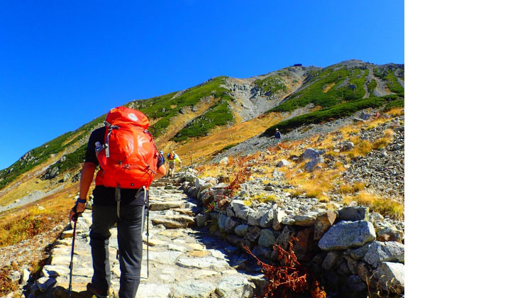 登山する男性