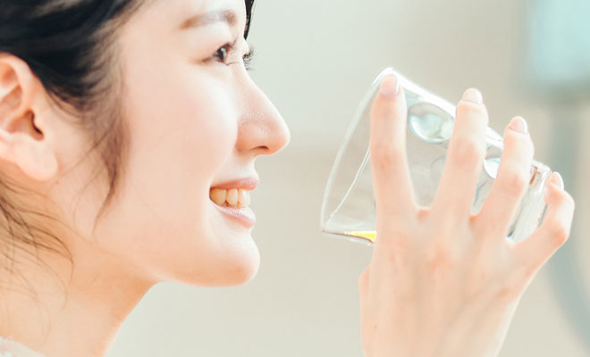 山原シークヮーサーを飲む女性