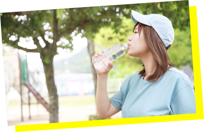 水分補給をする女性