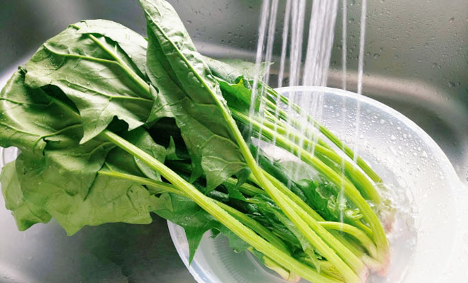野菜を洗う