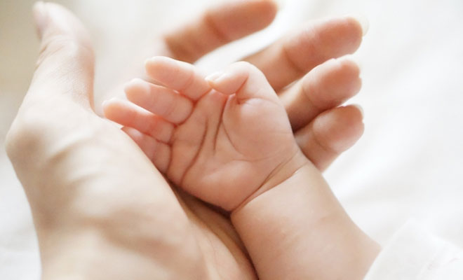赤ちゃんの手