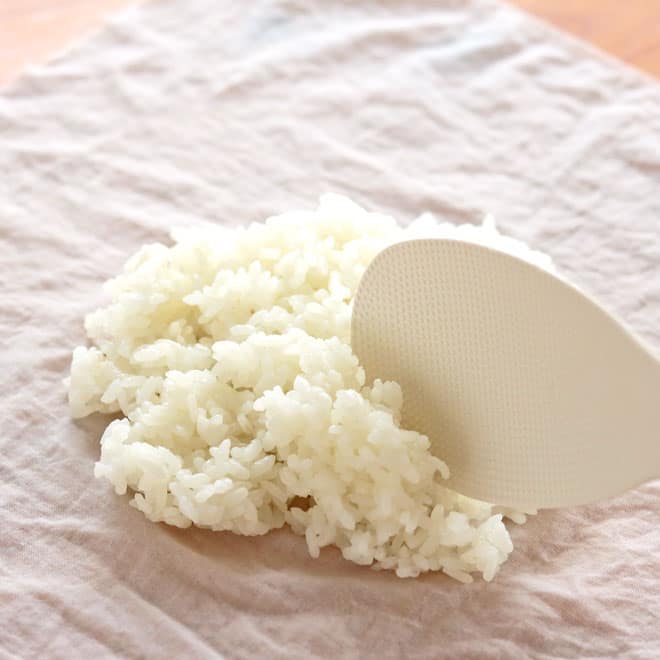ラップ代わりにはぐくむさらしでごはんを包む
