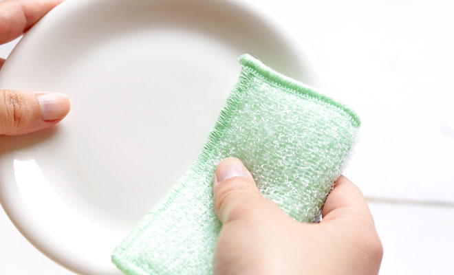 とうもろこしからできたスポンジクロスで食器洗い