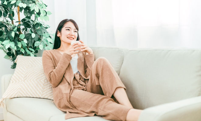 リラックスする女性